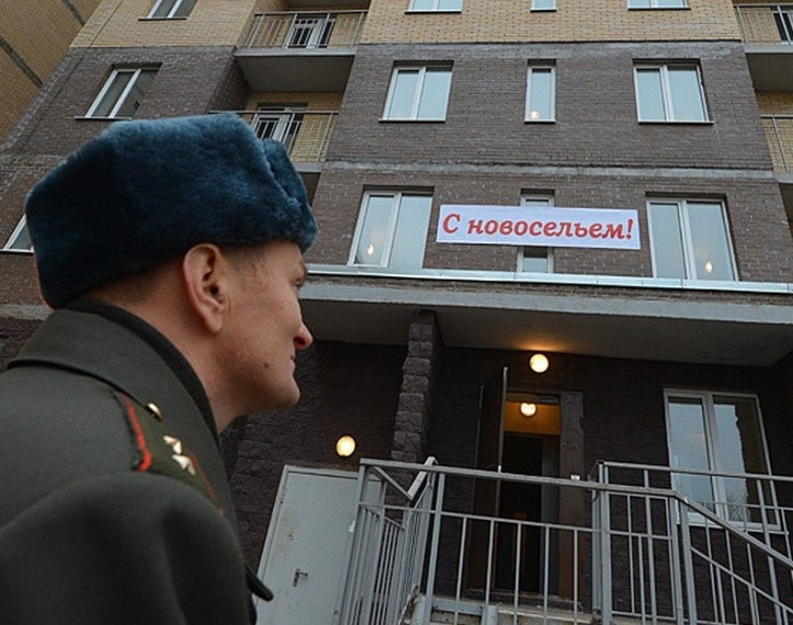Закреплено право военнослужащих-граждан и граждан, уволенных с военной службы, воспитывающих ребенка-инвалида, на внеочередное обеспечение жильем либо жилищной субсидией.