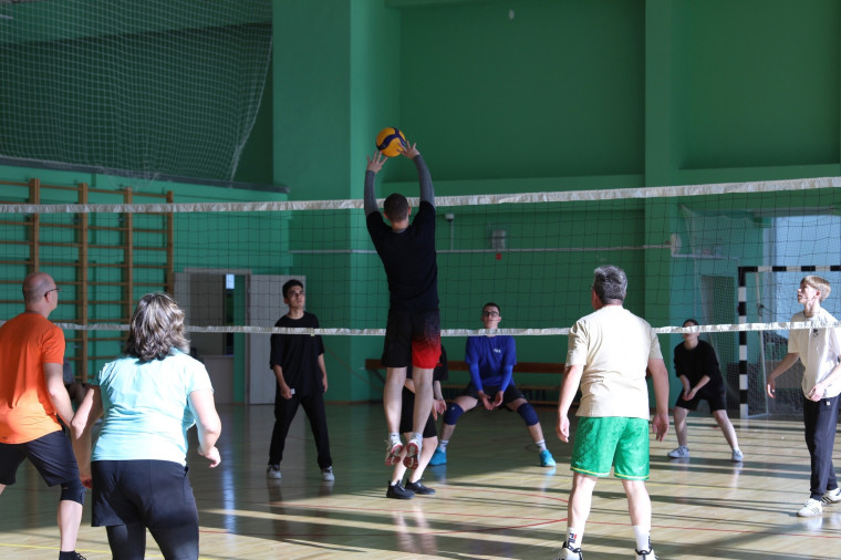 Товарищеские матчи по волейболу между учащимися 9-11 классов и педагогами.