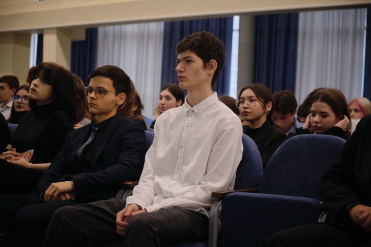  В гости к 9-11 классам приходила Анастасия Евгеньевна Нартдинова, специалист по работе с молодежью Ресурсного центра «ДоброДом»..